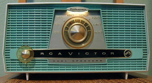 "1959 RCA Victor Dual Speaker Filteramic Tube Radio", de Roadsidepictures