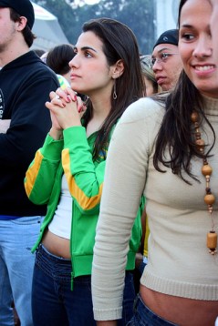 "Nem rezando...", de Silvio Tanaka