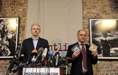 J. Assange i R. Elemer en el Florentin de Londres