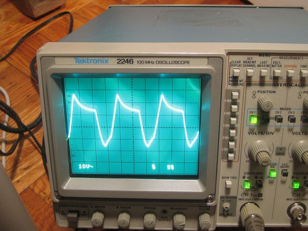 "thats my 60 hertz right there", de Josh Kopel, al Flickr, http://www.flickr.com/photos/mrigneous/842836418/