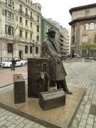 "El regreso de W. Arrensberg, 1993. Eduardo Úrculo. Plaza Porlier, Oviedo.", foto de Gonmi (Nacho), al Flickr, http://www.flickr.com/photos/gonmi/7044874865/