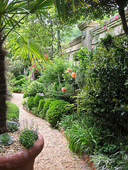 "Louise Poer's courtyard garden", de Hilmil1, al Flickr