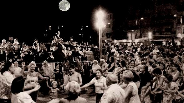 Adaptat de "Sardanas. En La Escala, Girona", de kurtxio, al Flickr