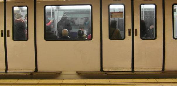 Adaptat de "Barcelona - Estació d'Universitat", d'IngolfBLN, Flickr