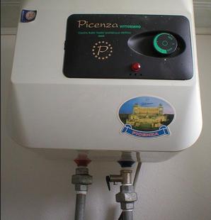 "Hot water heater for shower", de Jonathan Charles, Flickr