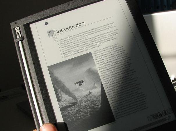 "Light and shadow on an Irex iLiad ebook reader. Electronic paper. Electrophoretic display", de Martouf, Viquipèdia