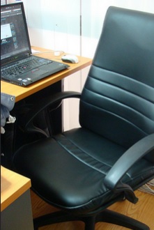 "New chair", de Sugree Phatanapherom, Flickr