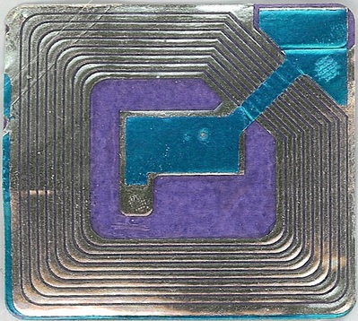 "Blue and Purple RFID tag", de Midnightcomm, Flickr