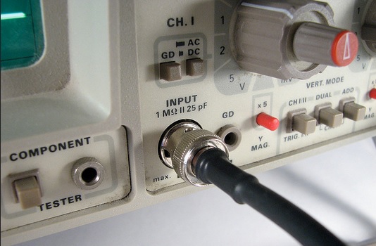 "BNC Input", de Windell Oskay, Flickr