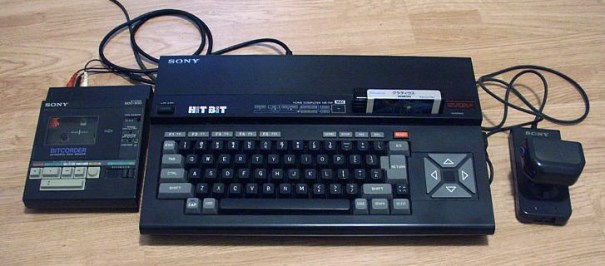 Ordinador MSX 1 de Sony (1984), fotografia d'Eike Sauer, Viquipèdia